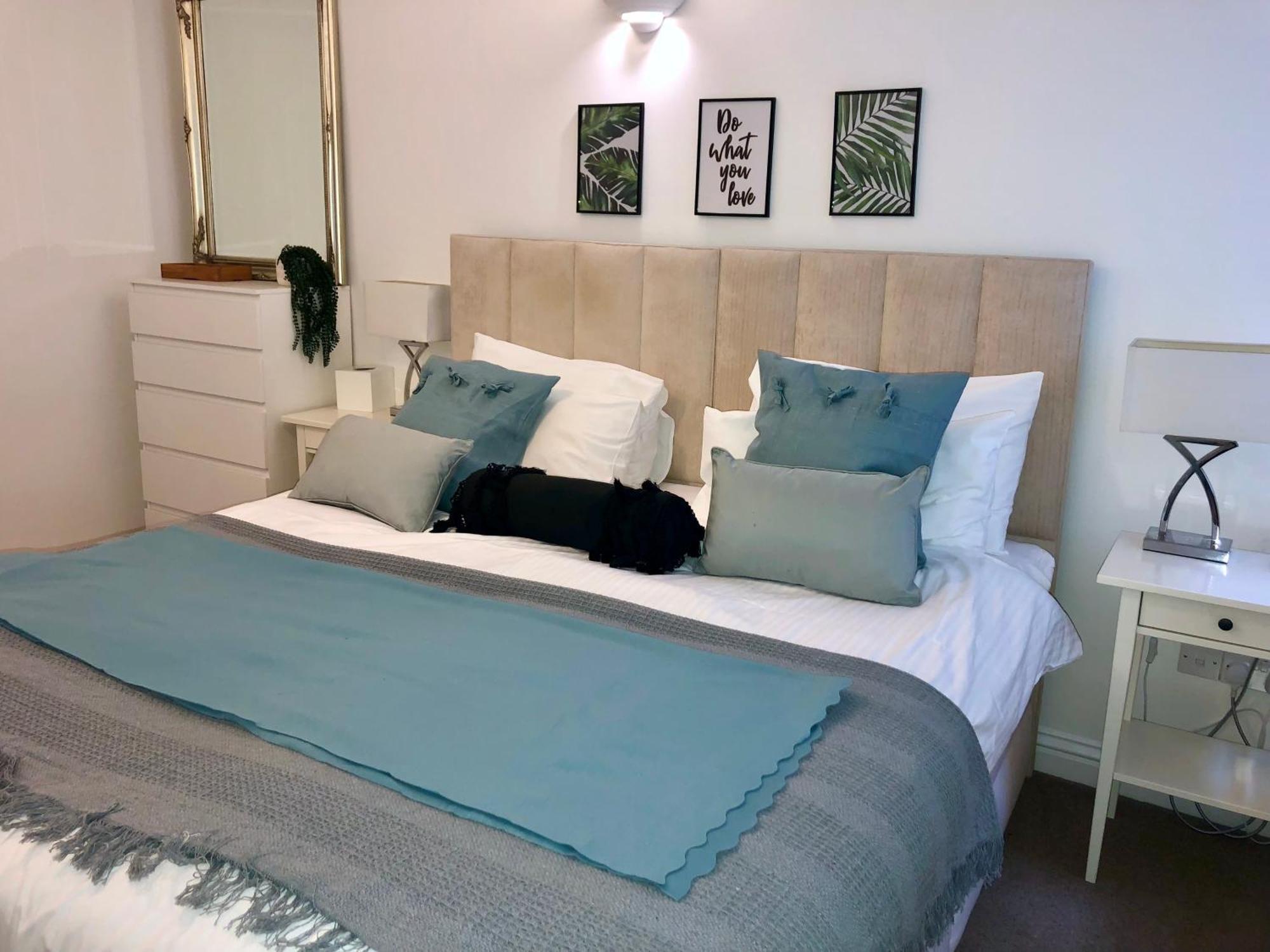 Superbly Located 2 Bedroom Luxury Apartment Bath Exterior photo