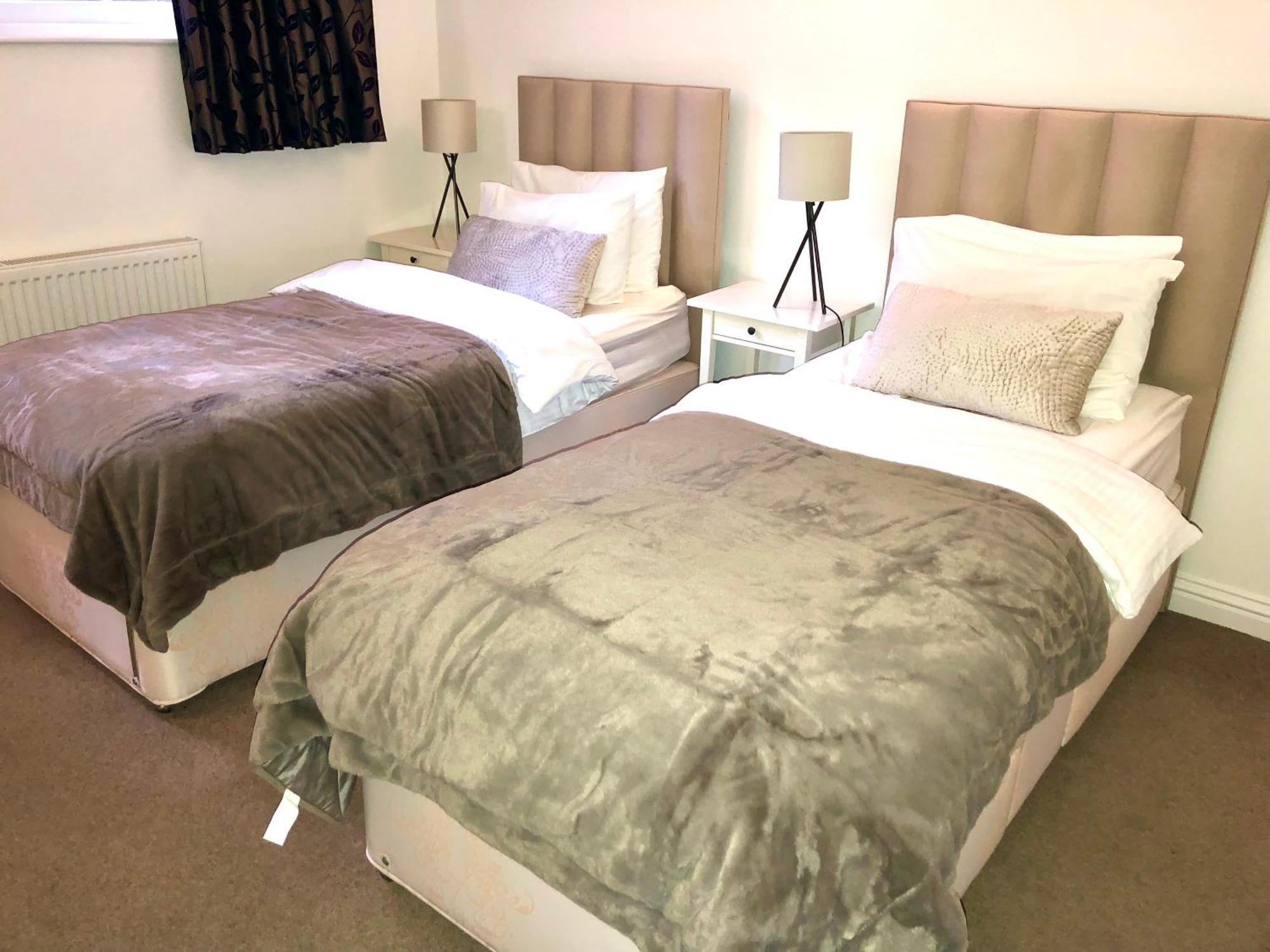 Superbly Located 2 Bedroom Luxury Apartment Bath Exterior photo